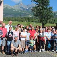 ​Magas-Tátra, haza indulás előtt a 29 fős csapat, háttérben a Lomnici és a Késmárki csúcs