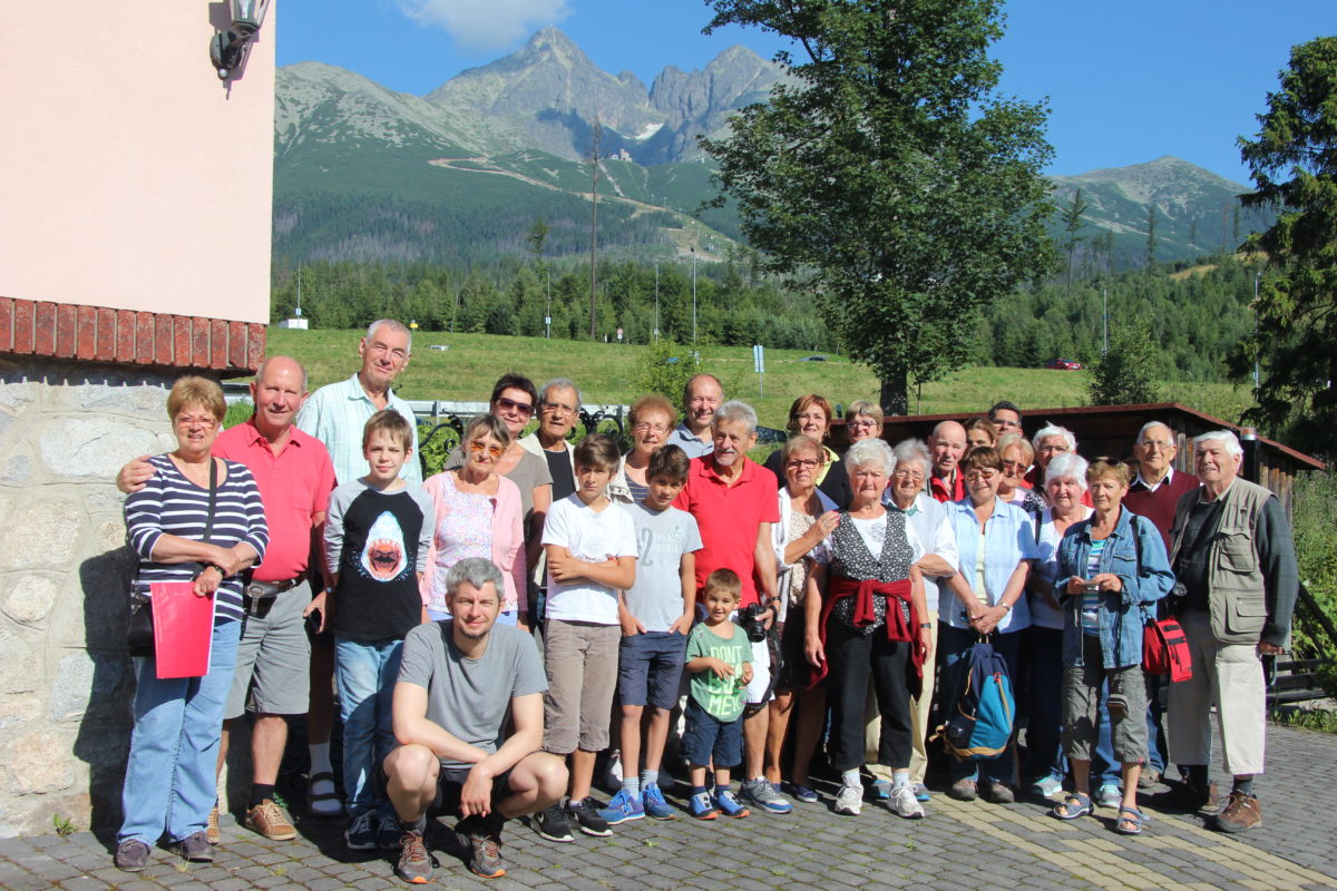 ​Magas-Tátra, haza indulás előtt a 29 fős csapat, háttérben a Lomnici és a Késmárki csúcs